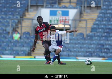 Blackburn, Regno Unito. 10th Agosto 2022. Mouhamed Niang di Hartlepool United in azione con Dilan Markanday di Blackburn Rovers durante la partita di Carabao Cup tra Blackburn Rovers e Hartlepool Uniti a Ewood Park, Blackburn mercoledì 10th agosto 2022. (Credit: Mark Fletcher | MI News) Credit: MI News & Sport /Alamy Live News Foto Stock