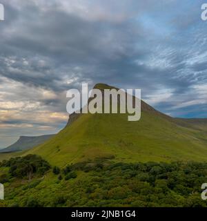 Vista del tramonto e cielo sovrastato in serata intorno al monte Bunbeg Table Top nella contea di Sligo nell'Irlanda occidentale Foto Stock