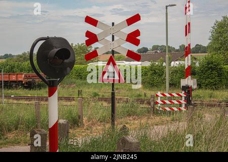 Una traversata ferroviaria in una giornata buia Foto Stock