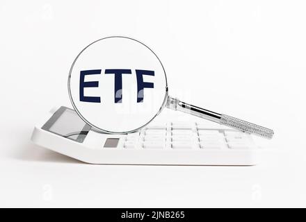 Fondo di investimento ETF. Acronimo attraverso la lente di ingrandimento. Foto di alta qualità Foto Stock