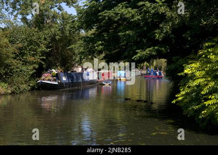 Barche a remi ormeggiate Stort River Burnt Mill Harlow Essex Foto Stock