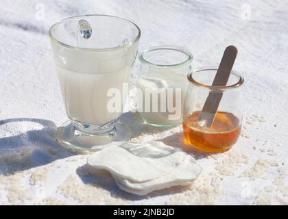 Ingredienti della maschera facciale di riso DIY: Brodo di riso fermentato, latte, miele. Foto Stock