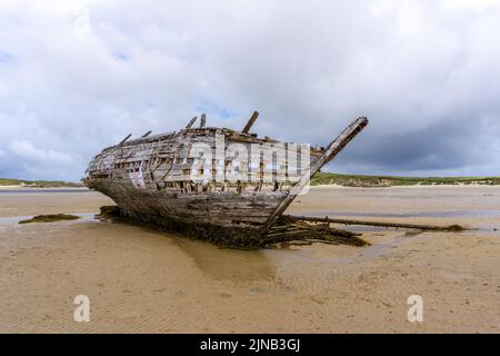 Una vista del naufragio della Cara Na Mara sulla spiaggia di Mageraclogher in Irlanda Foto Stock