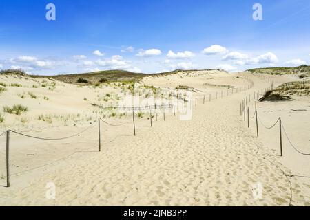 Bellissimo paesaggio di dune di sabbia di Curonian Spit vicino al Mar Baltico Laguna di Curonian, che è iscritto nella Lista del Patrimonio Mondiale dell'UNESCO Foto Stock