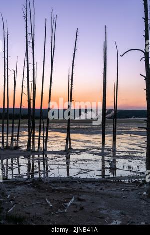 Tramonto presso le fontane Paint Pots nel Parco Nazionale di Yellowstone Foto Stock