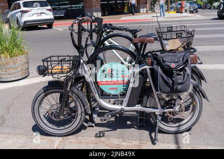 Jackson, Wyoming - 20 luglio 2022: Moto RAD in bicicletta senza età Parcheggio Trishaw AARP, in affitto nel centro città Foto Stock