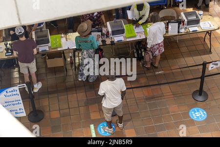 Miami, Stati Uniti. 10th ago 2022. Gli elettori di Miami vengono registrati e sottoposti a scrutinio da parte dei lavoratori del sondaggio presso lo Stephen P. Clark Government Center di Miami, Florida, mercoledì 10 agosto 2022. Le elezioni primarie del 23 agosto 2022 sono iniziate lunedì 8 agosto 2022 nelle contee di Miami e Palm Beach. Foto di Gary i Rothstein/UPI Credit: UPI/Alamy Live News Foto Stock