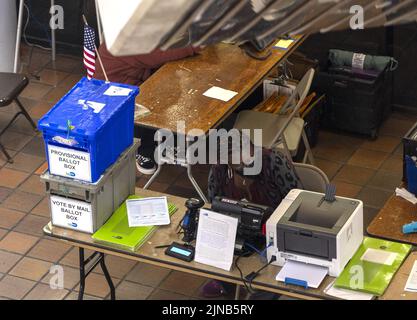 Miami, Stati Uniti. 10th ago 2022. Gli elettori di Miami vengono registrati e sottoposti a scrutinio da parte dei lavoratori del sondaggio presso lo Stephen P. Clark Government Center di Miami, Florida, mercoledì 10 agosto 2022. Le elezioni primarie del 23 agosto 2022 sono iniziate lunedì 8 agosto 2022 nelle contee di Miami e Palm Beach. Foto di Gary i Rothstein/UPI Credit: UPI/Alamy Live News Foto Stock