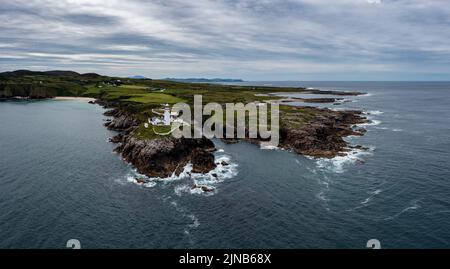 Una vista del paesaggio drone del faro e della penisola di Fanad Head sulla costa settentrionale dell'Irlanda Foto Stock