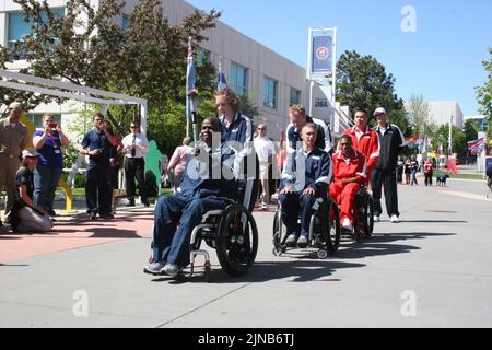 Squadra Navy-Coast Guardia Torchbearers calcio d'inizio 2012 Warrior Games 120430 Foto Stock