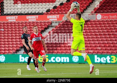 Middlesbrough, Regno Unito. 10th ago 2022. Jack Walton #1 di Barnsley salva l'intestazione da Duncan Watmore #18 di Middlesbrough a Middlesbrough, Regno Unito il 8/10/2022. (Foto di James Heaton/News Images/Sipa USA) Credit: Sipa USA/Alamy Live News Foto Stock