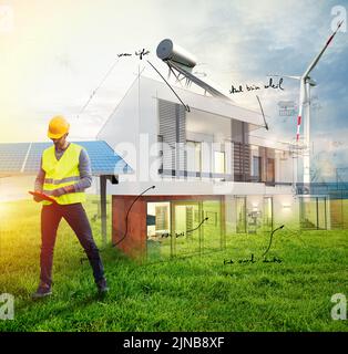 Tecnico al lavoro con un edificio di una nuova casa Foto Stock