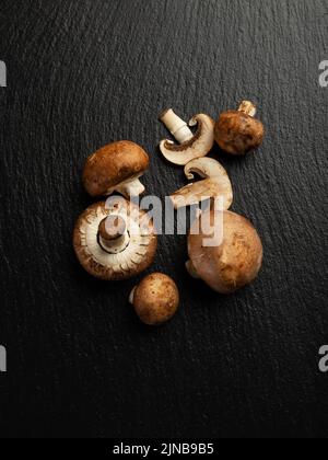 Alcuni funghi commestibili su ardesia, vista dall'alto Foto Stock