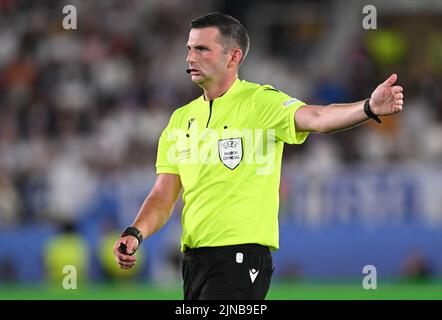 Helsinki, Finlandia. 10th ago 2022. Calcio: UEFA Super Cup, Real Madrid - Eintracht Francoforte, finale allo Stadio Olimpico di Helsinki, arbitro Michael Oliver gesticules. Credit: Arne Dedert/dpa/Alamy Live News Foto Stock