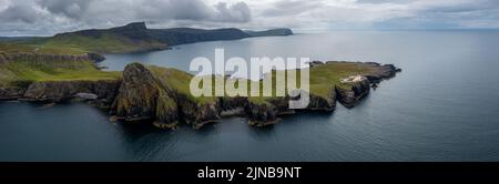 Una vista panoramica drone del faro di Neist Point e il Minch sulla costa occidentale dell'isola di Skye Foto Stock