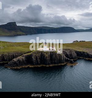 Una vista con droni del faro di Neist Point e del Minch sulla costa occidentale dell'isola di Skye Foto Stock