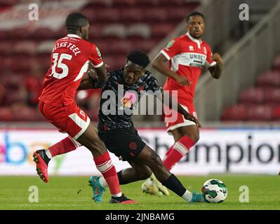 Anfernee Dijksteel di Middlesbrough (a sinistra) e Aaron Iseka di Barnsley combattono per la palla durante la Carabao Cup, prima partita al Riverside Stadium di Middlesbrough. Data foto: Mercoledì 10 agosto 2022. Foto Stock