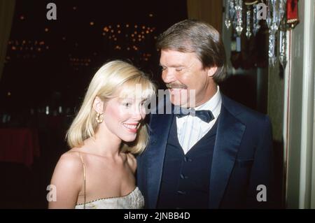 Glen Campbell e Kimberly Woolen 23 febbraio 1982 credito: Ralph Dominguez/MediaPunch Foto Stock