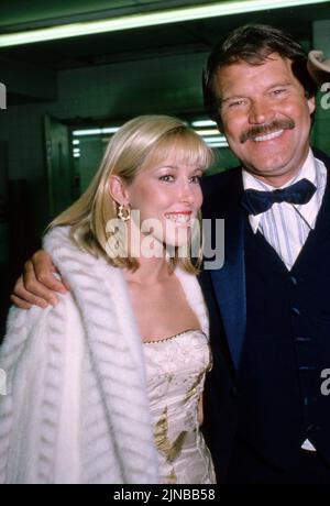Glen Campbell e Kimberly Woolen 23 febbraio 1982 credito: Ralph Dominguez/MediaPunch Foto Stock