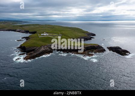 Un paesaggio panoramico con droni di St. John's Point e il faro di Donegal Bay nel nord-ovest dell'Irlanda Foto Stock