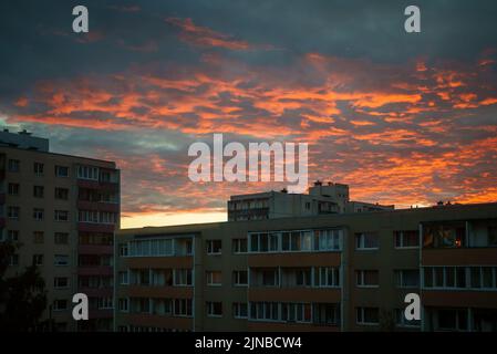 Tramonto su strada Paasiku a Larnamae, Tallinn. Foto Stock