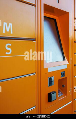 Terminal postale per la consegna automatica dei pacchi. Foto Stock