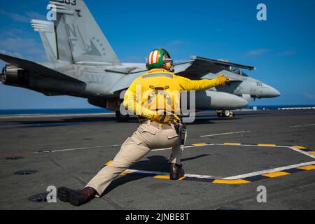 Oceano Pacifico, Stati Uniti. 09th ago 2022. TJ Whiting lancia un aereo da caccia F/A-18E Super Hornet attaccato alle aquile di Strike Fighter Squadron 115, sul ponte di volo della portaerei di classe Nimitz USS Ronald Reagan in corso, 9 agosto 2022 nel Mare delle Filippine. Credit: MC3 Gibson/Planetpix/Alamy Live News Credit: Planetpix/Alamy Live News Foto Stock