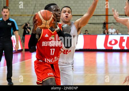 Dennis Schroder in Germania (17) e Emmanuel Lecomte in Belgio (4) hanno rappresentato in azione durante una partita di basket amichevole in vista dei campionati europei tra la nazionale belga "i leoni belgi" e la Germania, mercoledì 10 agosto 2022, a Hasselt. BELGA FOTO JILL DELSAUX Foto Stock