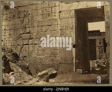 Muro del tempio con geroglifici e ingresso, macerie dentro e fuori, Medinet Habu Site, Egitto) - Bonfils Foto Stock