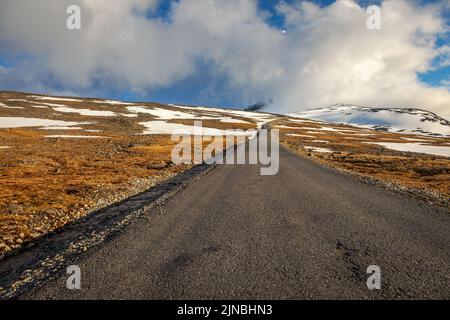 Strada di montagna a Galdhopiggen in Jotunheimen, Norvegia, Scandinavia Foto Stock