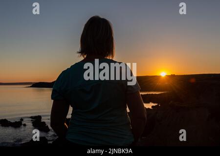 Dunworley, West Cork, Irlanda. 10th ago 2022. Il sole tramonta sulla spiaggia di Dunworley dopo una giornata di alta temperatures e di sole scintillante. Met Éireann ha previsto un'onda di calore per il resto della settimana con temperature che dovrebbero raggiungere 29C nel fine settimana. Credit: AG News/Alamy Live News Foto Stock