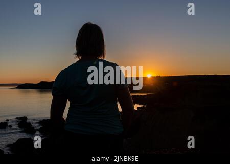 Dunworley, West Cork, Irlanda. 10th ago 2022. Il sole tramonta sulla spiaggia di Dunworley dopo una giornata di alta temperatures e di sole scintillante. Met Éireann ha previsto un'onda di calore per il resto della settimana con temperature che dovrebbero raggiungere 29C nel fine settimana. Credit: AG News/Alamy Live News Foto Stock