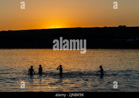 Dunworley, West Cork, Irlanda. 10th ago 2022. Il sole tramonta sulla spiaggia di Dunworley dopo una giornata di alta temperatures e di sole scintillante. Met Éireann ha previsto un'onda di calore per il resto della settimana con temperature che dovrebbero raggiungere 29C nel fine settimana. Credit: AG News/Alamy Live News Foto Stock