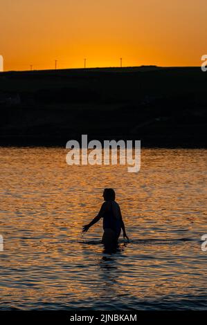 Dunworley, West Cork, Irlanda. 10th ago 2022. Il sole tramonta sulla spiaggia di Dunworley dopo una giornata di alta temperatures e di sole scintillante. Met Éireann ha previsto un'onda di calore per il resto della settimana con temperature che dovrebbero raggiungere 29C nel fine settimana. Credit: AG News/Alamy Live News Foto Stock