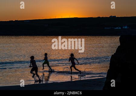 Dunworley, West Cork, Irlanda. 10th ago 2022. Il sole tramonta sulla spiaggia di Dunworley dopo una giornata di alta temperatures e di sole scintillante. Met Éireann ha previsto un'onda di calore per il resto della settimana con temperature che dovrebbero raggiungere 29C nel fine settimana. Credit: AG News/Alamy Live News Foto Stock