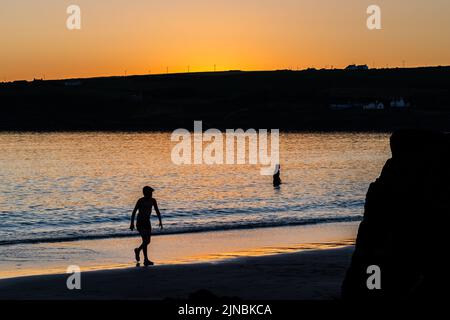 Dunworley, West Cork, Irlanda. 10th ago 2022. Il sole tramonta sulla spiaggia di Dunworley dopo una giornata di alta temperatures e di sole scintillante. Met Éireann ha previsto un'onda di calore per il resto della settimana con temperature che dovrebbero raggiungere 29C nel fine settimana. Credit: AG News/Alamy Live News Foto Stock