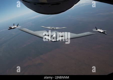 Amberley, Australia. 18 luglio 2022. L'aeronautica degli Stati Uniti B-2 i bombardieri strategici stealth dello spirito, con l'ala della bomba 509th, si avvicina ad una nave cisterna di KC-135 per rifornire scortato dall'aereo da combattimento dell'aeronautica australiana reale durante l'esercitazione Koolendong 22, 18 luglio 2022 sopra l'Australia. Credito: TSgt. Dylan Nuckolls/US Air Force/Alamy Live News Foto Stock