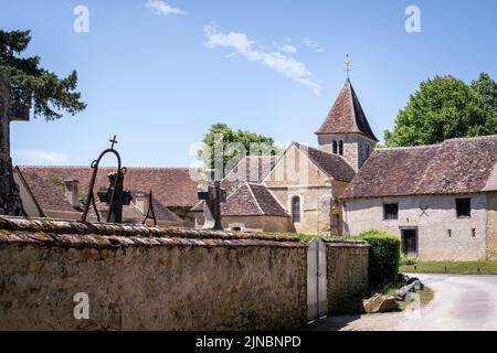 Una strada a Nohant-Vic con una vista della chiesa, Indre, Centre-Val de Loire, Francia Foto Stock