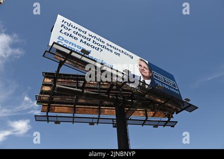 Las Vegas, Nevada, Stati Uniti. 10th ago 2022. Un cartellone che legge 'feriti mentre cercando cadaveri al Lago Mead? La compensazione della domanda!'' è vista lungo un tratto di strada a Las Vegas, Nevada il 10 agosto 2022. A causa dell'abbassamento dei livelli dell'acqua dovuto alla siccità estrema, le autorità hanno scoperto quattro serie di resti umani da maggio nel lago Mead, il più grande bacino idrico del paese. Il procuratore Steven Parke, che ha creato il cartello stradale, ha detto ad una stazione TV locale che il cartellone doveva essere uno scherzo. (Credit Image: © David Becker/ZUMA Press Wire) Foto Stock