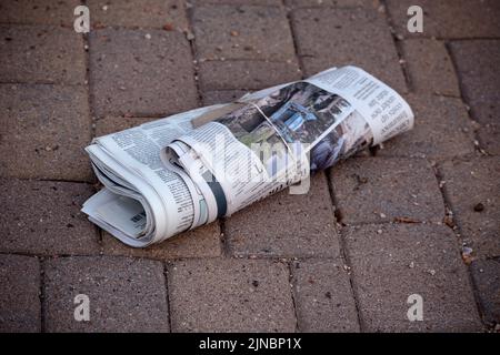 Un quotidiano depositato sul vialetto di un abbonato a Santa Fe, New Mexico Foto Stock