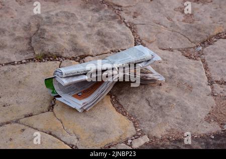 Un quotidiano depositato sul vialetto di un abbonato a Santa Fe, New Mexico Foto Stock