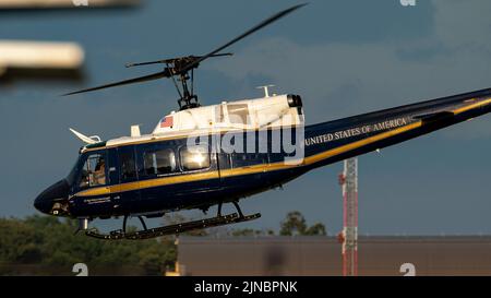 Un UH-1N Huey assegnato al 1st Helicopter Squadron (1 HS), Joint base Andrews, Maryland decollo da Joint base Andrews, 8 agosto 2022. La missione di 1 HS è quella di fornire il sollevamento aereo prioritario per i dirigenti civili e militari di livello nazionale nella regione della capitale nazionale. (STATI UNITI Air Force foto di Master Sgt. Sacerdote Nicholas) Foto Stock