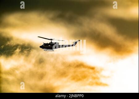 A UH-1N Huey assegnato al 1st Helicopter Squadron (1 HS), Joint base Andrews, Maryland vola su Joint base Andrews, 8 agosto 2022. La missione di 1 HS è quella di fornire il sollevamento aereo prioritario per i dirigenti civili e militari di livello nazionale nella regione della capitale nazionale. (STATI UNITI Air Force foto di Master Sgt. Sacerdote Nicholas) Foto Stock