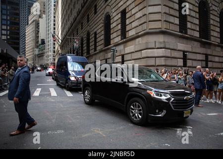 New York, Stati Uniti. 10th ago 2022. SUV nel motorade di Trump. Il motociclismo dell'ex presidente Donald Trump lascia l'ufficio del procuratore generale di New York, Letitia James. Credit: SOPA Images Limited/Alamy Live News Foto Stock