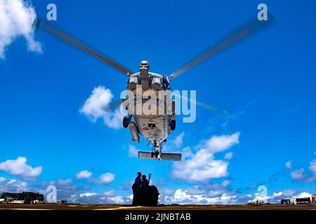 220622-N-UJ411-1035 OCEANO PACIFICO (22 giugno 2022) Seaman Alvin Moe, da New York, E Seaman Rich Dilone, di New York, si preparano ad attaccare il carico ad un elicottero MH-60R Sea Hawk, assegnato ai “Raptors” di Helicopter Maritime Strike Squadron (HSM) 71, durante un trivello di rifornimento verticale sul ponte di volo del cacciatorpediniere missilistico guidato di classe Arleigh Burke USS Spruance (DDG 111). Abraham Lincoln Carrier Strike Group sta conducendo operazioni di routine nella flotta degli Stati Uniti 3rd. (STATI UNITI Foto Navy di Mass Communication Specialist 3rd Class Taylor Crenshaw) Foto Stock