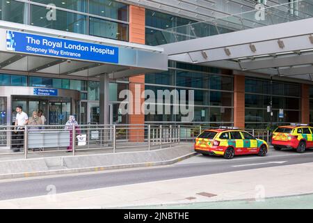 Vista generale (GV) dell'ingresso del Royal London Hospital Stepney Way. I media attendono fuori dall'ospedale aggiornamenti per quanto riguarda la decisione del tribunale su Ar Foto Stock