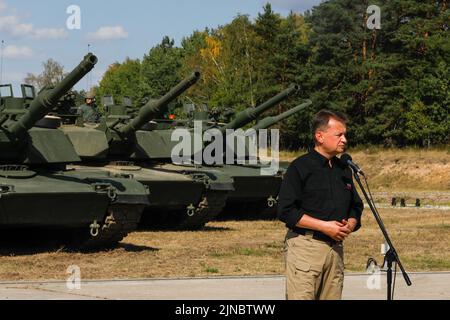 Il ministro della Difesa polacco Mariusz Błaszczak ha tenuto un discorso durante la cerimonia di apertura dell'Accademia di addestramento dei carri armati di Abrams a Biedrusko, Polonia, 10 agosto 2022. L'Abrams Tank Training Academy è stata fondata per insegnare agli equipaggi polacchi sulle operazioni, le tattiche e la manutenzione dei M1 carri armati Abrams, avvicinando gli Stati Uniti e la Polonia come alleati. (STATI UNITI Foto della Guardia Nazionale dell'esercito di SPC. Hassani Ribera) Foto Stock