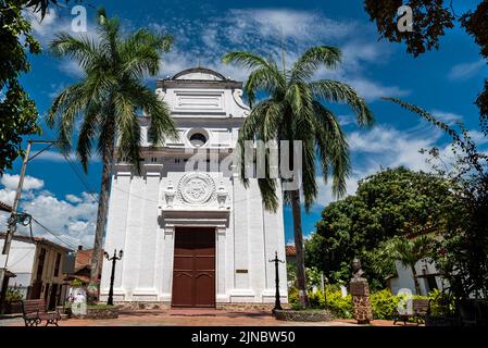 Santa Fe de Antioquia - Colombia. Luglio 29, 2022. Comune occidentale del dipartimento di Antioquia, è noto per i suoi edifici coloniali e acciottolati Foto Stock