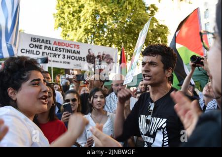 Londra, Inghilterra, Regno Unito. 10th ago, 2022. I palestinesi e gli attivisti hanno dimostrato di fronte a Downing Street di dimostrare il loro sostegno alla Palestina, dopo l’aumento della violenza a Gaza, mentre l’assalto israeliano dall’agosto 6 all’agosto 8 ha ucciso 47 palestinesi, di cui 16 bambini. (Credit Image: © Thomas Krych/ZUMA Press Wire) Credit: ZUMA Press, Inc./Alamy Live News Foto Stock