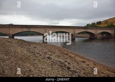 Condizioni di asciutto e basso livello di approvvigionamento idrico al serbatoio di Ladybower, Peak District, preso durante la siccità estate 2022 Foto Stock